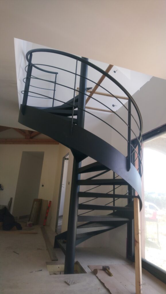 escalier métallique intérieur en marche bois
