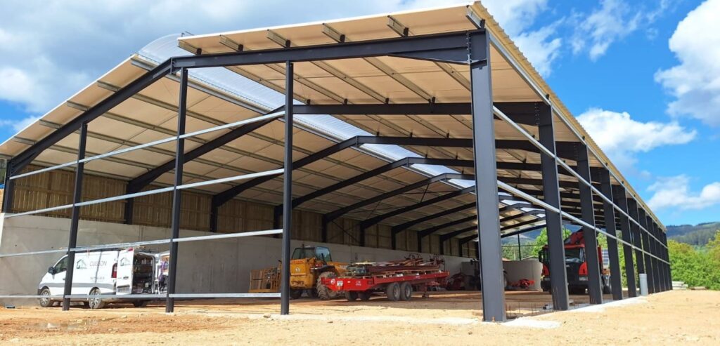 Bâtiment agricole avec dôme éclairant ventilé